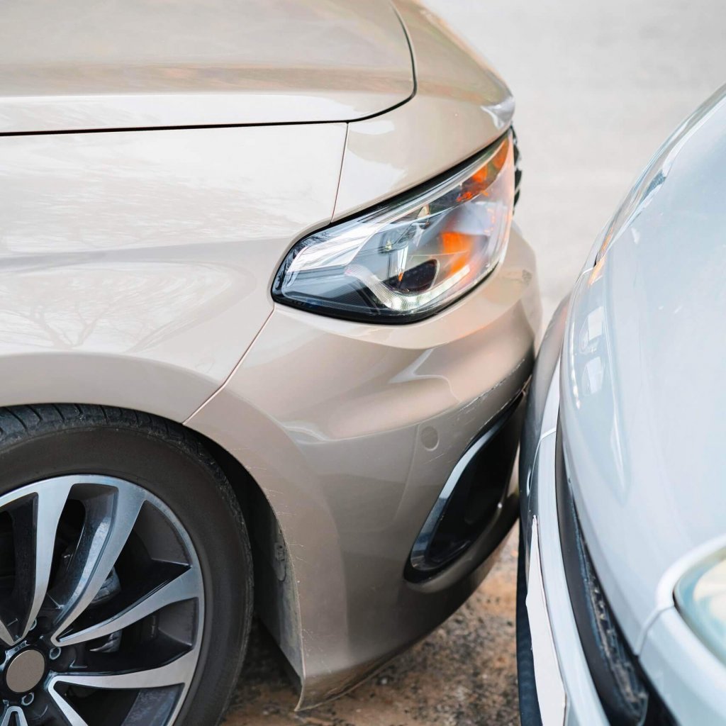 zwei-autounfalle-der-stadt-cefalu-region-palermo-insel-sizilien-italien-scaled